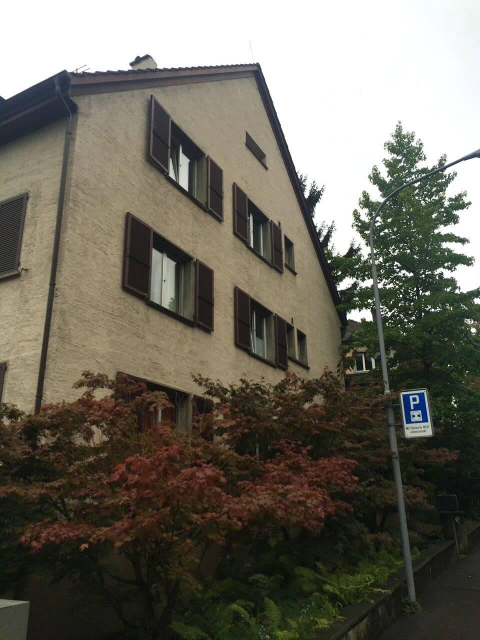 Fassadengestaltung und Fassadensanierung: alte Hausfassade