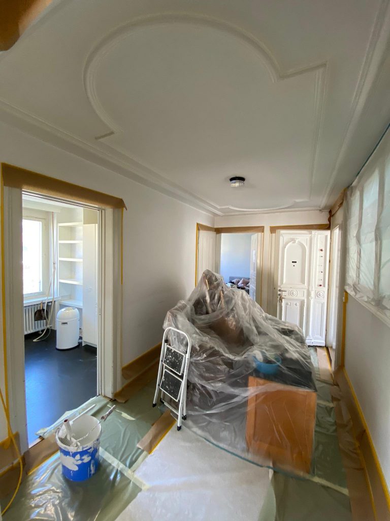 Moeblierte Altbauwohnung streichen: Möbel mit Folie abdecken