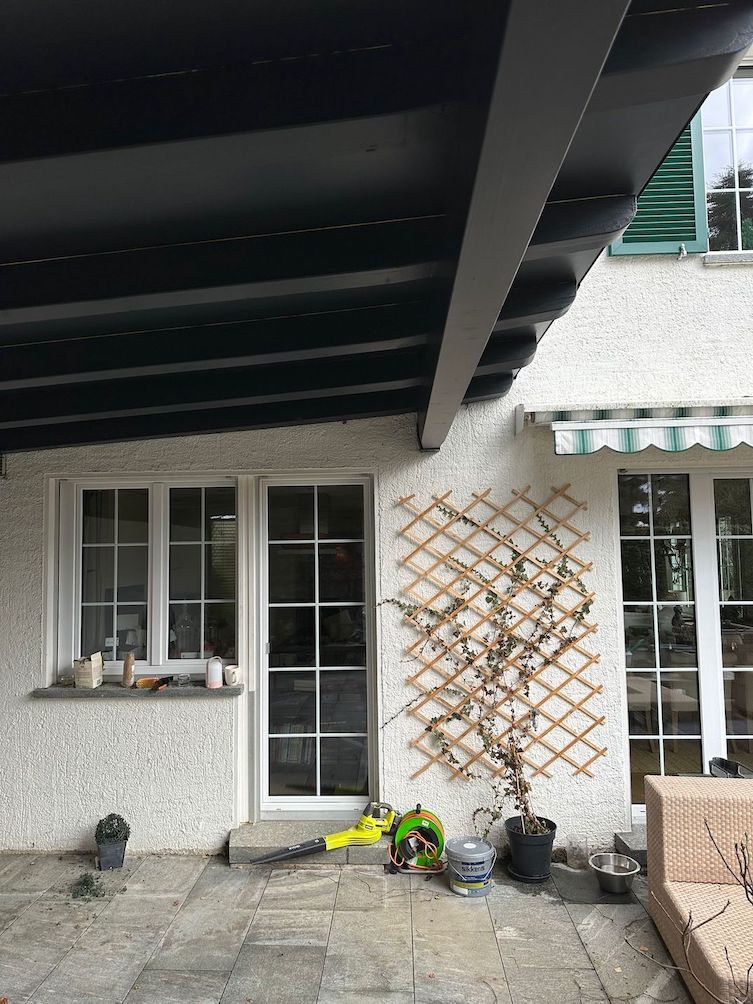 Dank Spritztechnik erstrahlt alter Dachunterstand in neuem Glanz